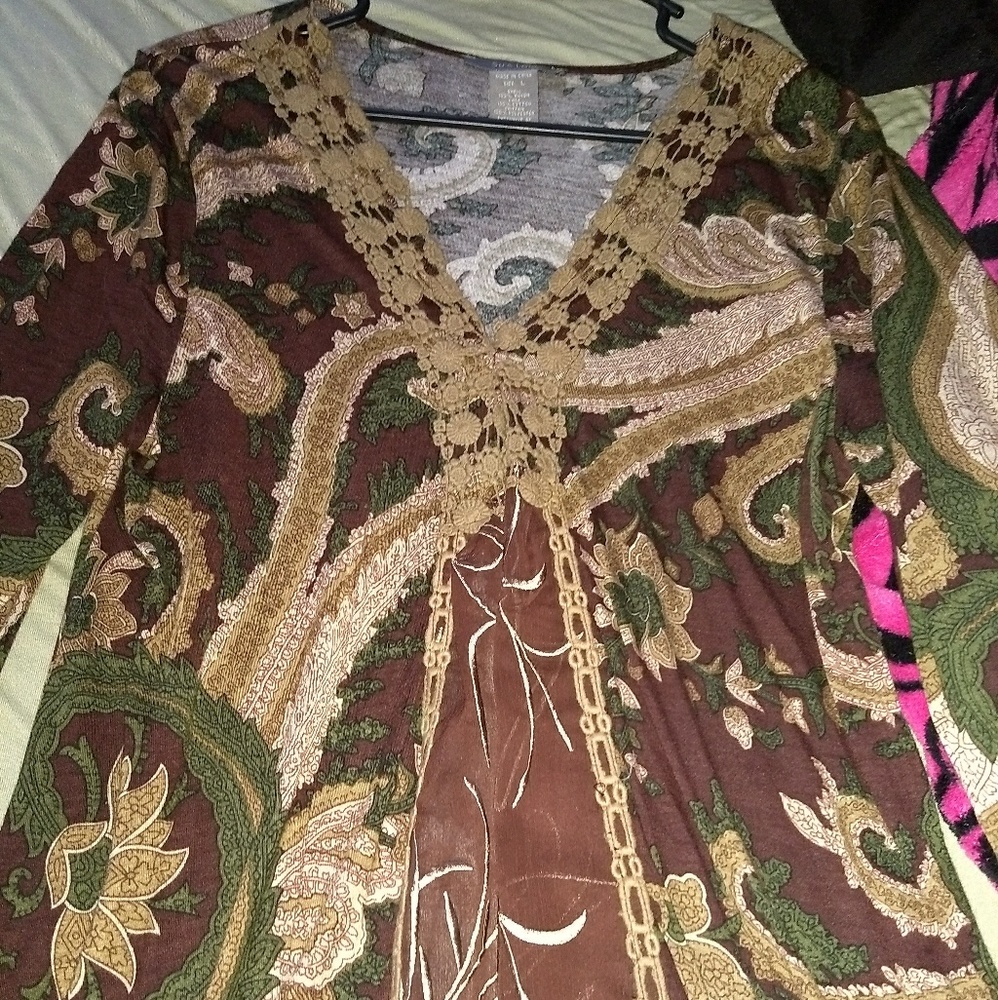 Large V-Neck Flowy Top w/ Cute Sleeves!